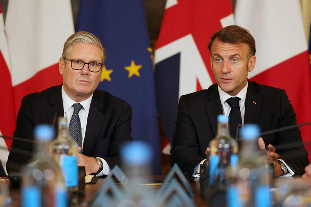 Премьер-министр Великобритании Кир Стармер и президент Франции Эмманюэль Макрон на британско-французском саммите. 10 июля 2025 года