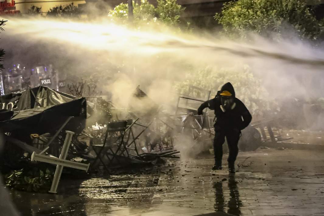 Применение водометов против протестующих 