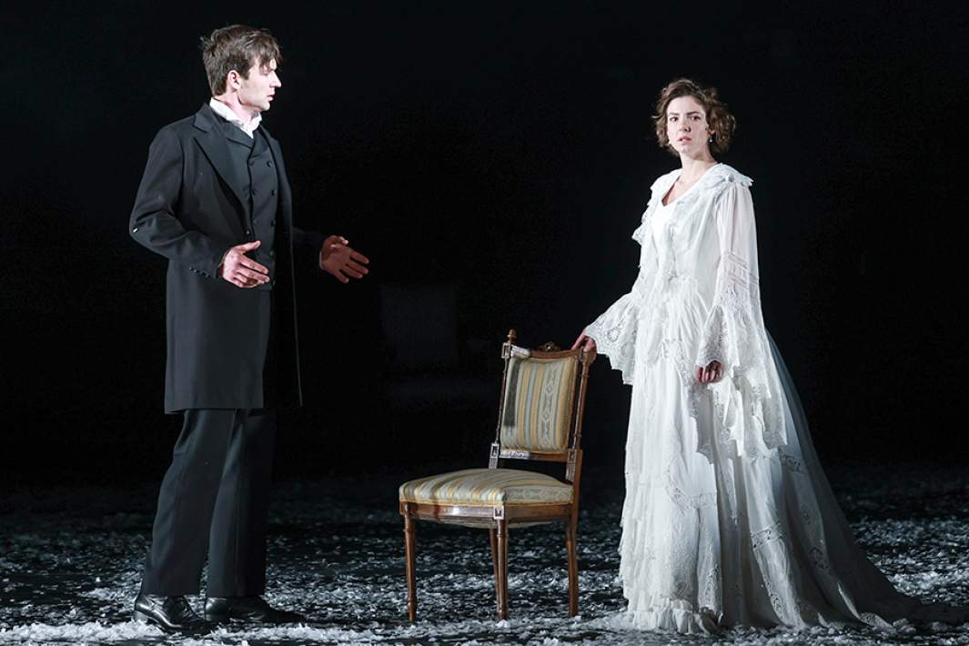 Актеры Нил Кропалов (Граф Алексей Кириллович Вронский) и Полина Долинская (Анна Аркадьевна Каренина) во время пресс-показа спектакля «Анна Каренина» в Государственном Академическом Малом театре