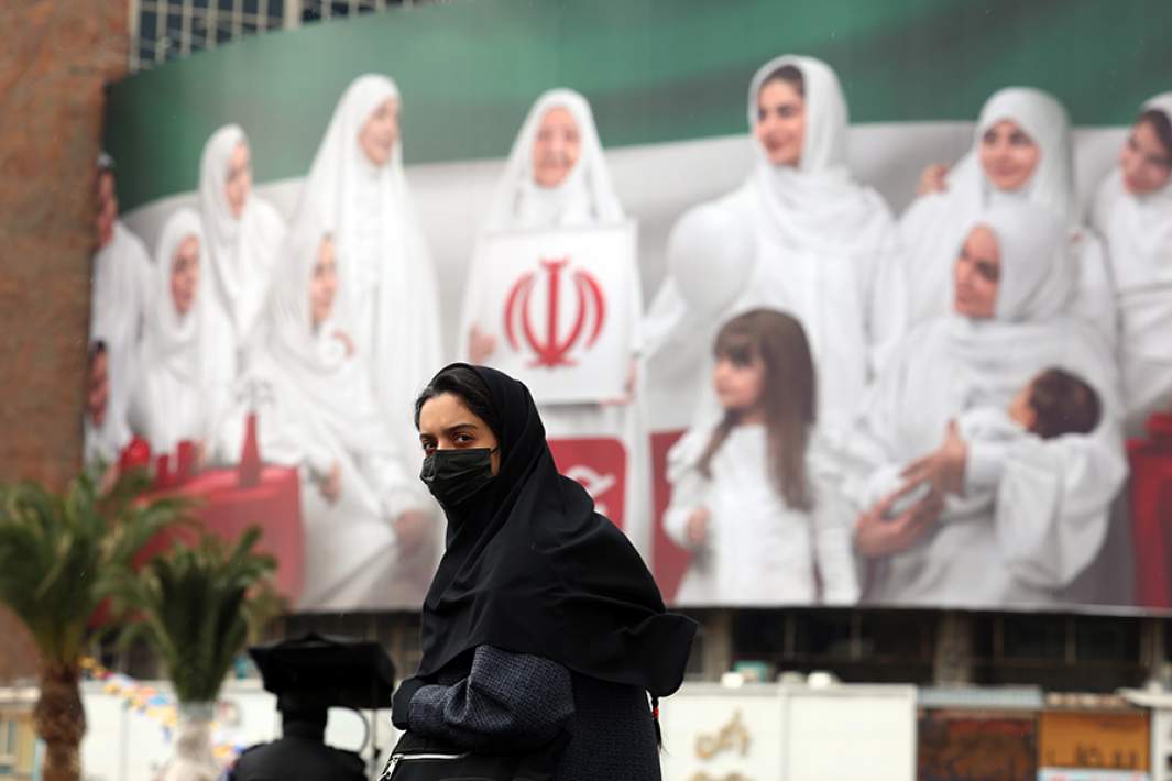 Плакат на одной из улиц Тегерана