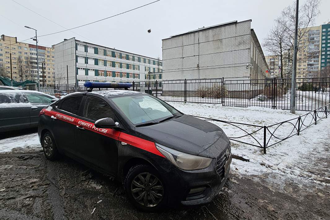 Автомобиль Следственного комитета РФ у здания средней школы № 191 после происшествия 