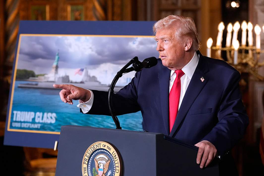 Президент США Дональд Трамп во время выступления перед журналистами в своем поместье Мар-а-Лаго