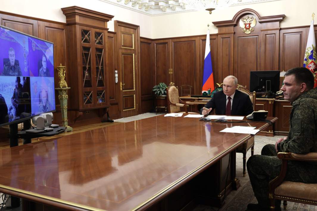 Владимир Путин в ходе совещания о ситуации в зоне СВО