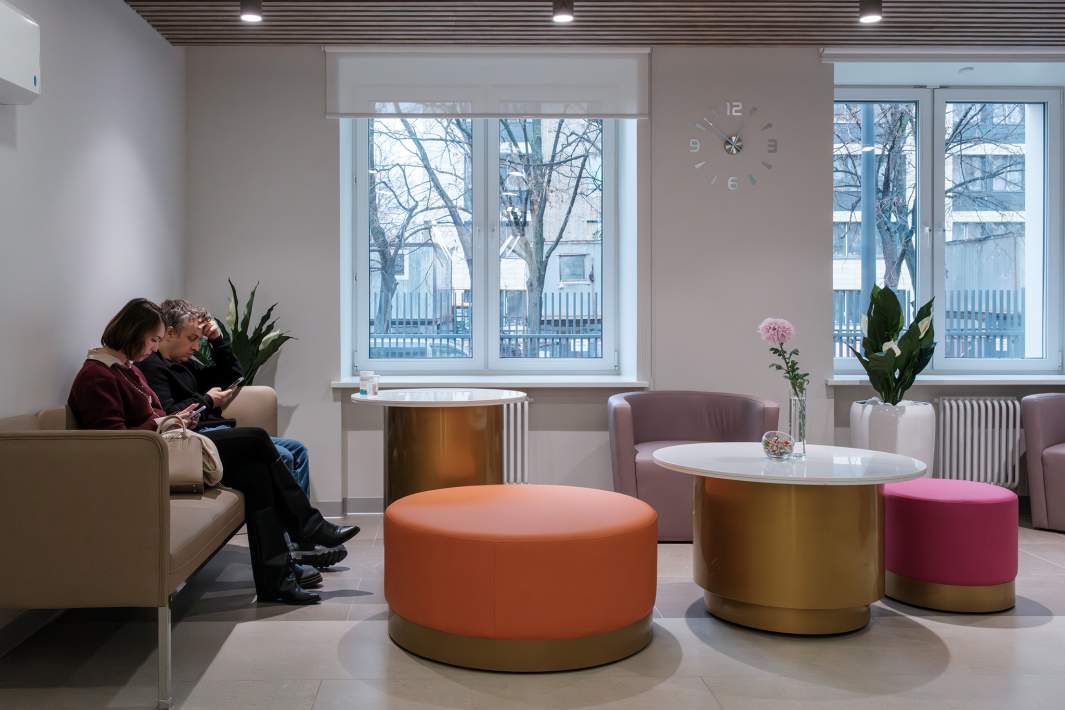 Люди в холле поликлиники 