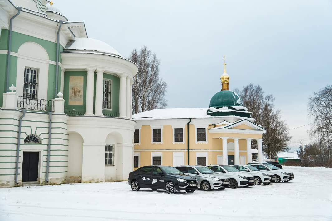 Автомобили на фоне храма 