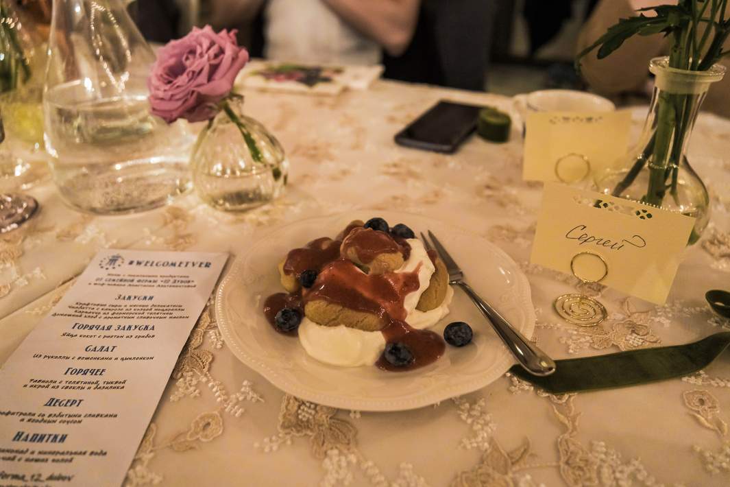 Блюдо на столе 