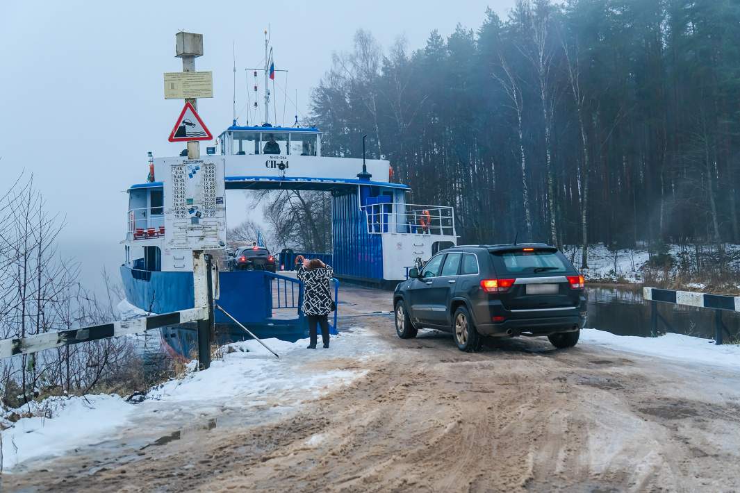 Машина заезжает на паром 