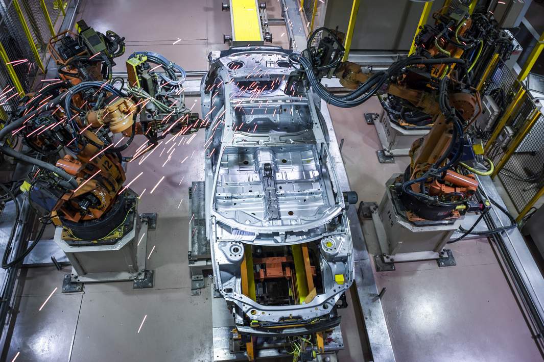 Сварка кузовов машин роботами