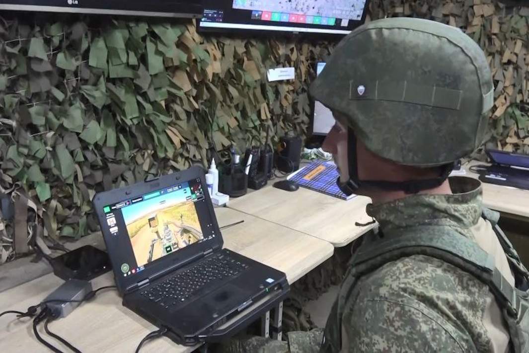 Боец осваивает дистанционное управление наземным гусеничным роботизированным комплексом