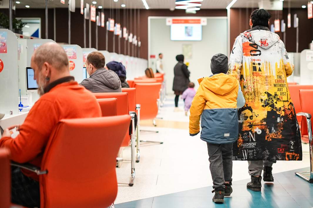 Мама с ребенком в МФЦ 