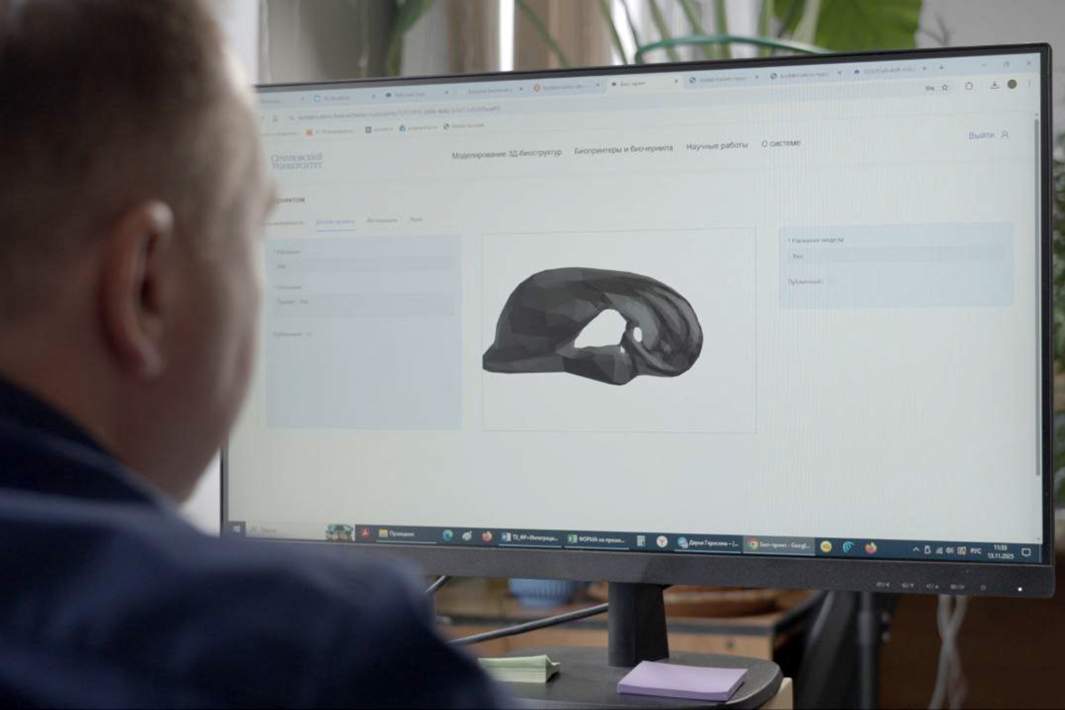 Мужчина работает за компьютером 