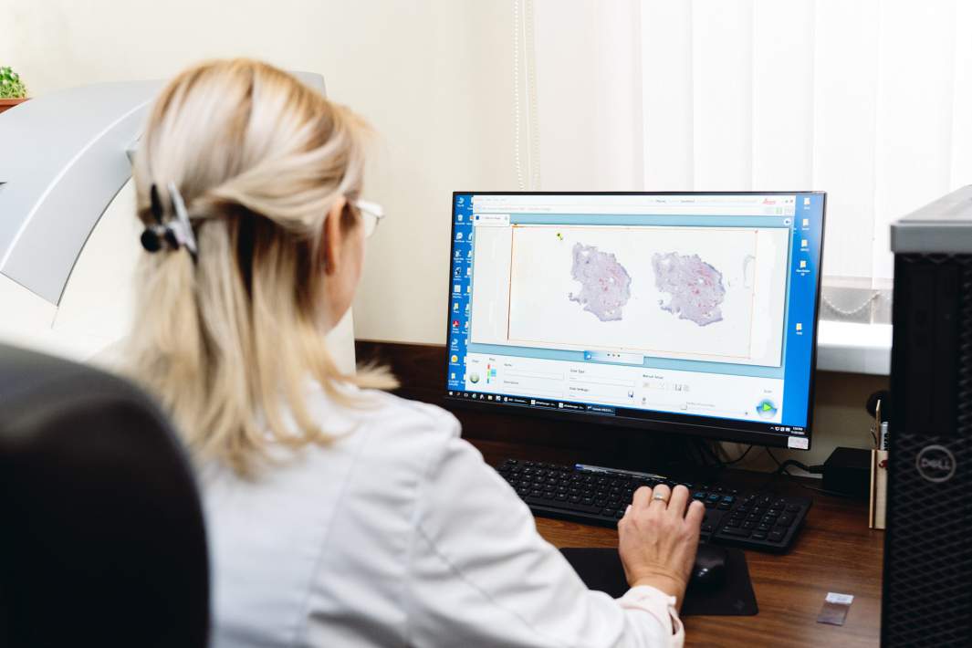 Ученый смотрит в микроскоп 