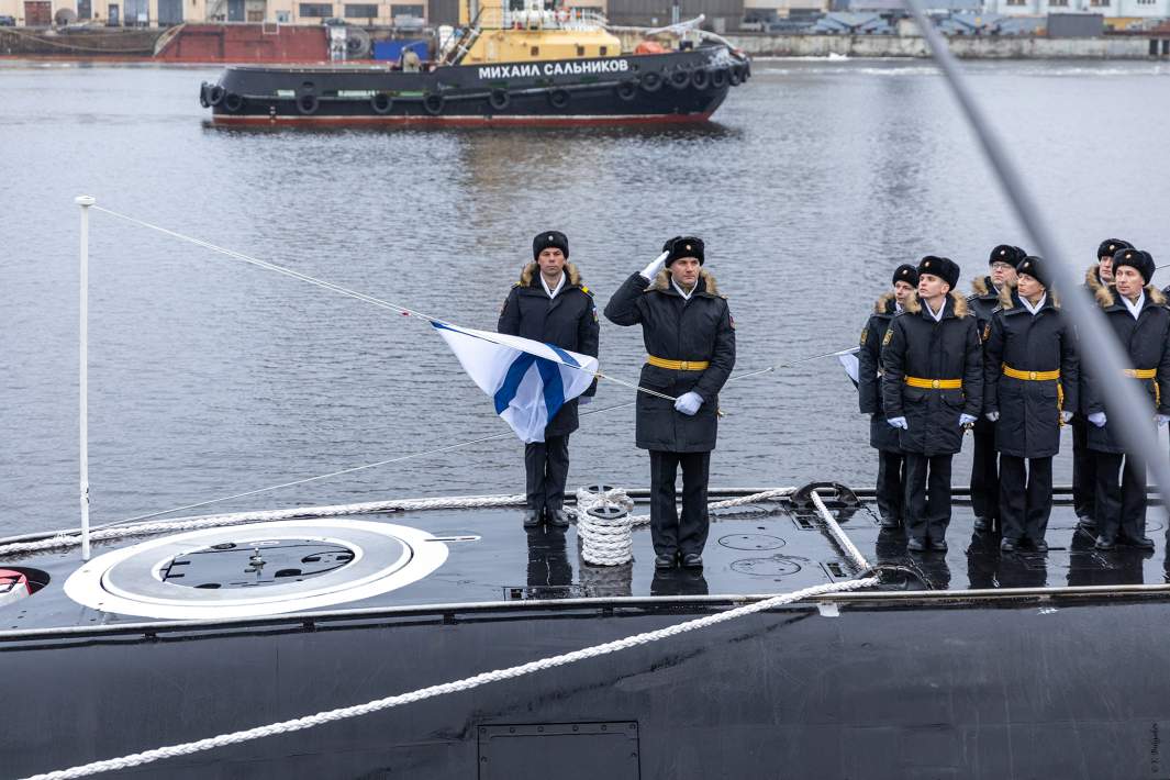 Командир корабля, капитан второго ранга Олег Трегубов (справа) во время торжественной церемонии поднятия Андреевского флага на дизель-электрической подводной лодке «Великие Луки» проекта 677, строящейся для Балтийского флота РФ в Санкт-Петербурге