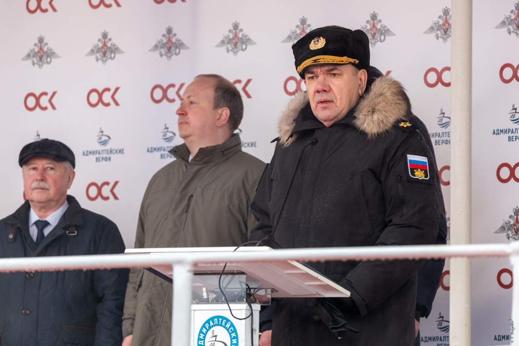 Главнокомандующий ВМФ РФ адмирал Александр Моисеев на торжественной церемонии подъема Андреевского военно-морского флага РФ на дизель-электрической подводной лодке «Великие Луки» проекта 677, строящейся для Балтийского флота РФ в Санкт-Петербурге