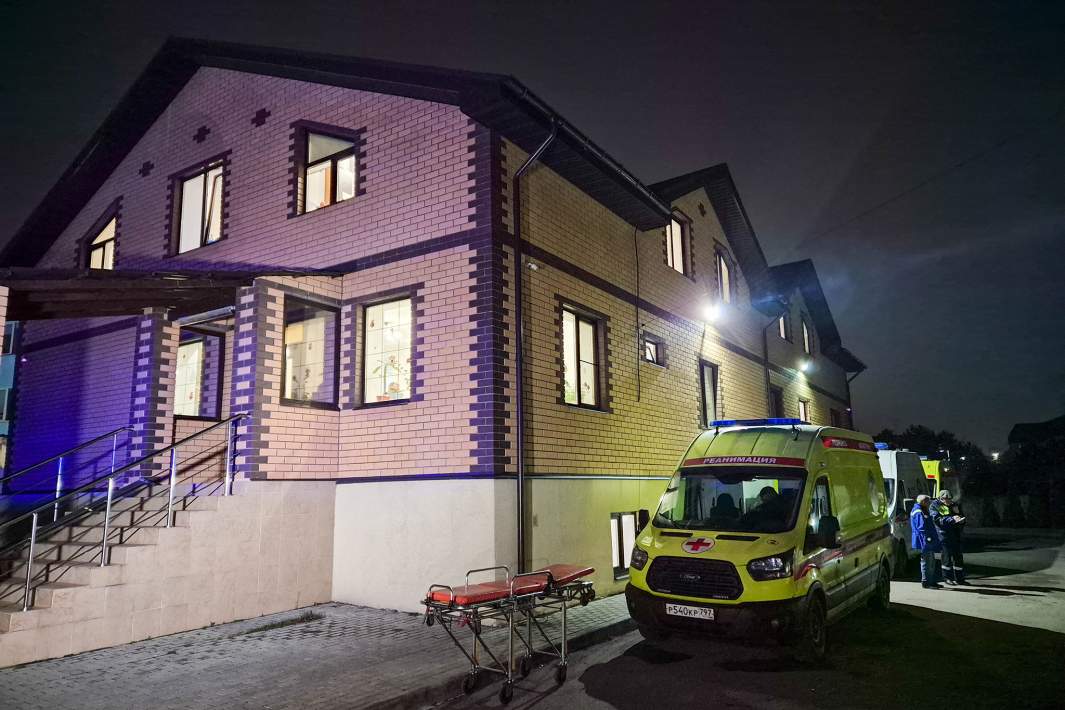 Автомобили скорой помощи около пансионата в Видном, где произошло массовое отравление постояльцев. 19 декабря 2025 года