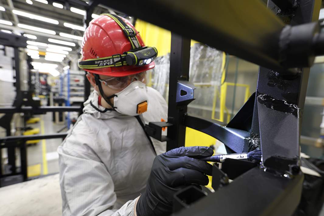 Рабочий в цехе завода