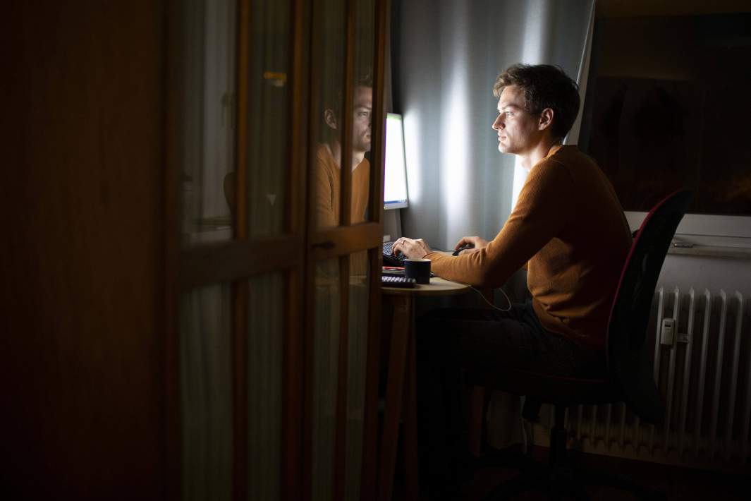 Мужчина работает за компьютером 