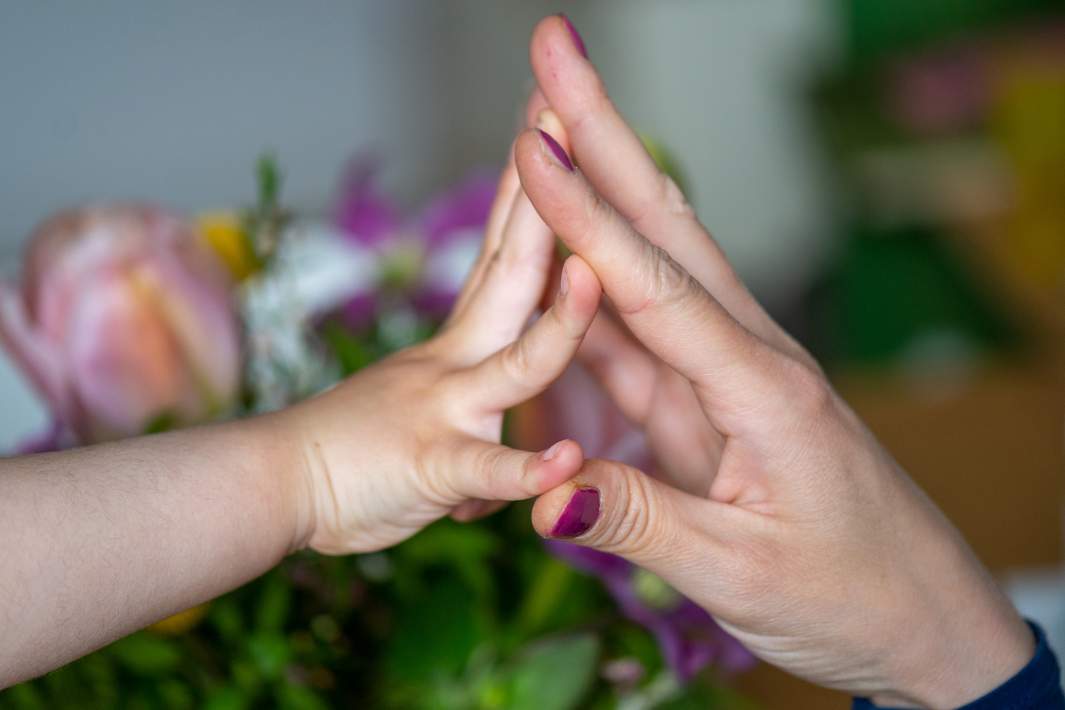 Рука младенца и взрослого 