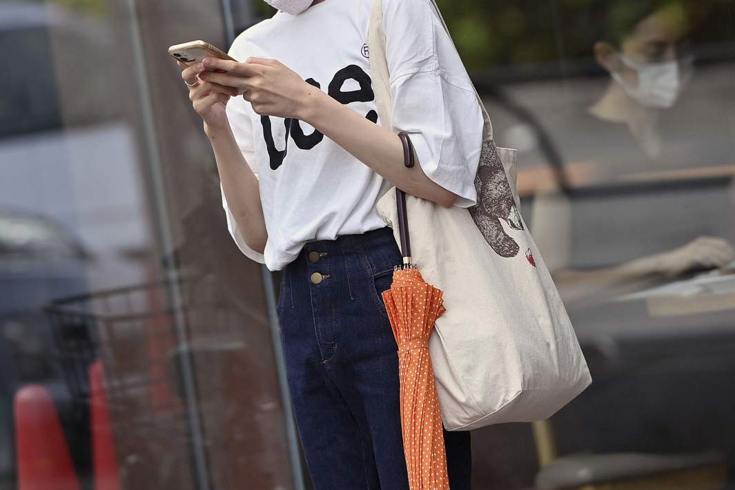 Женщина держит телефон