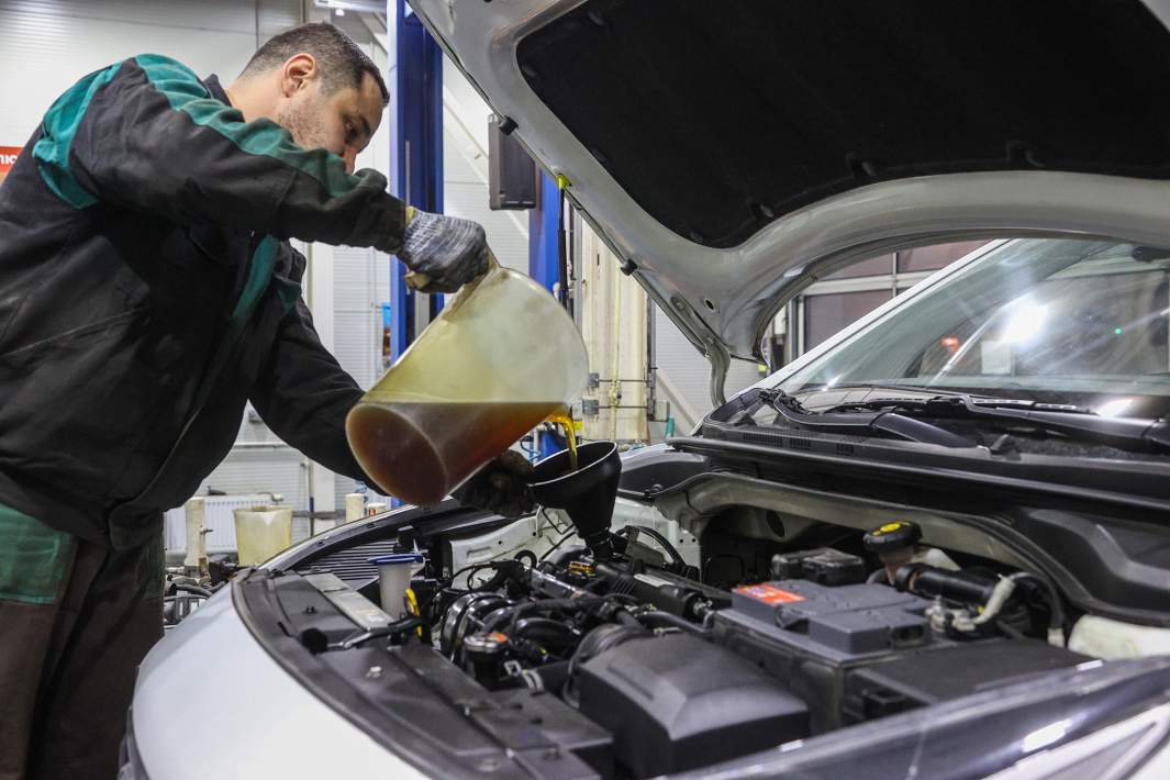 Замена моторного масла