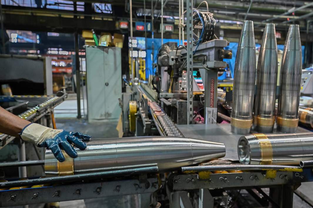 Производство 155-миллиметровых артиллерийских снарядов на заводе боеприпасов в Скрантоне в Пенсильвании