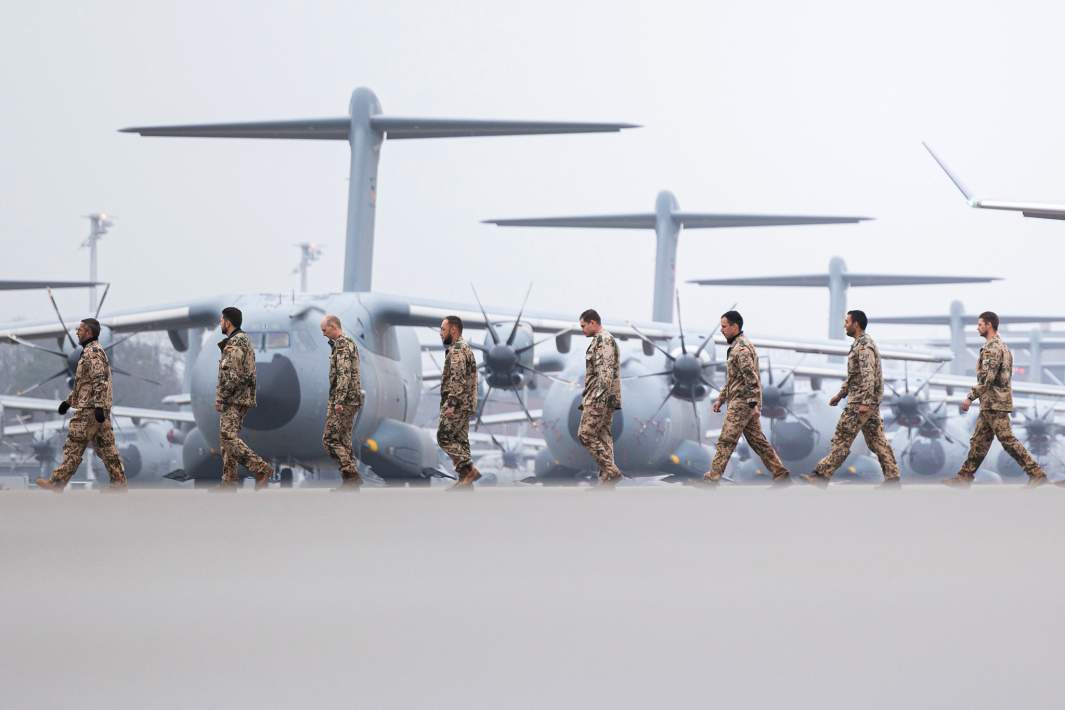 Солдаты на фоне самолетов 