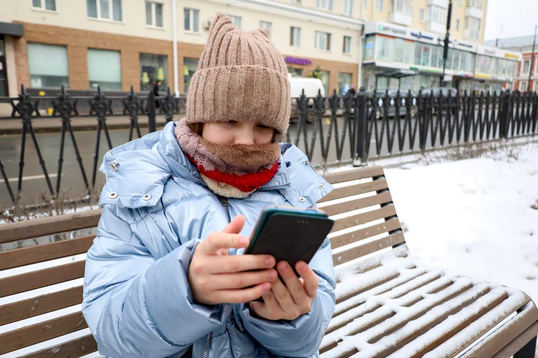 Девочка со смартфоном