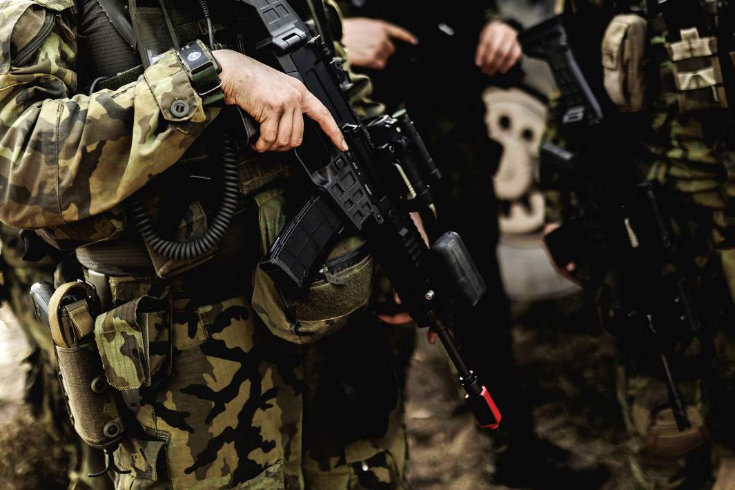 Автомат в руке 