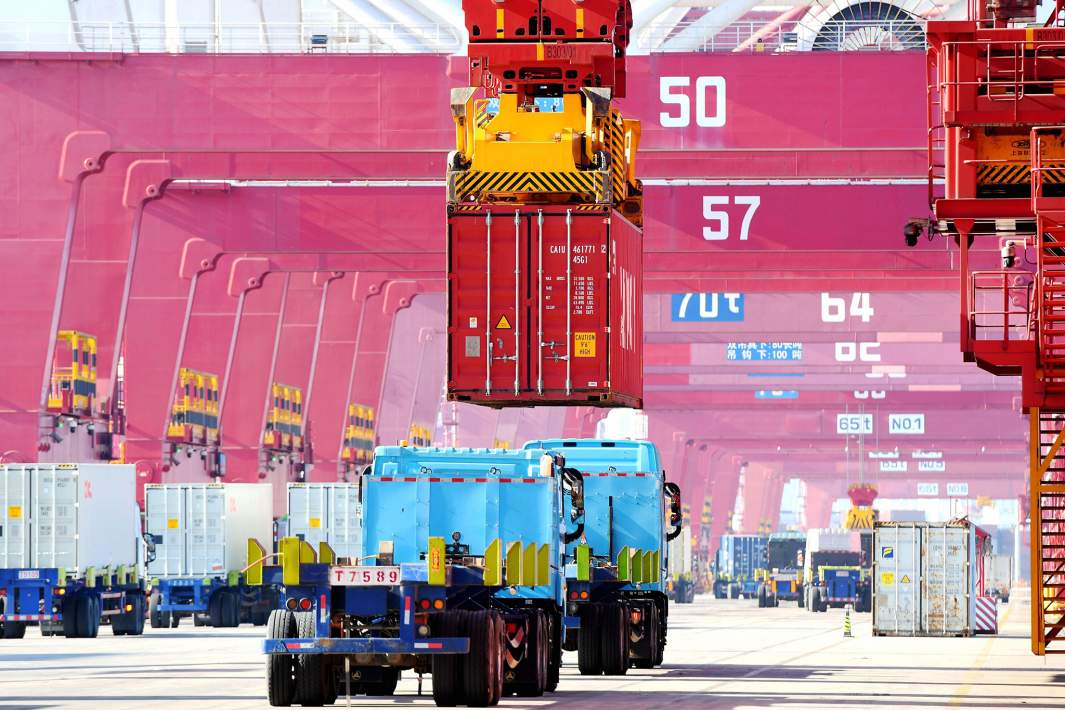 Контейнеры в порту 