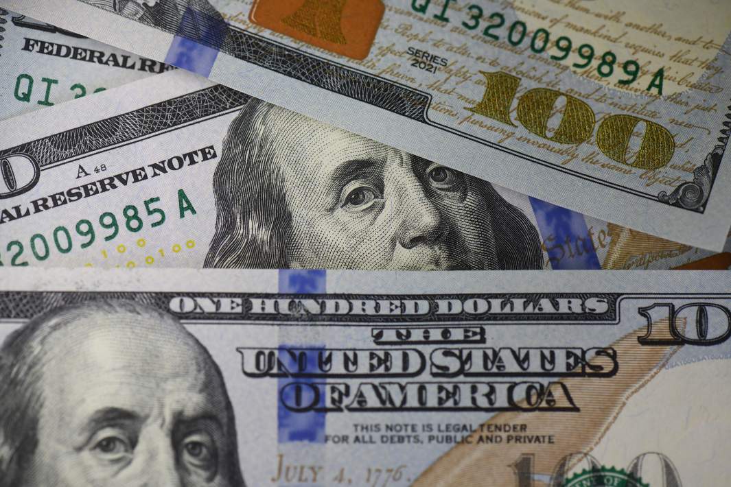 Денежные купюры доллары