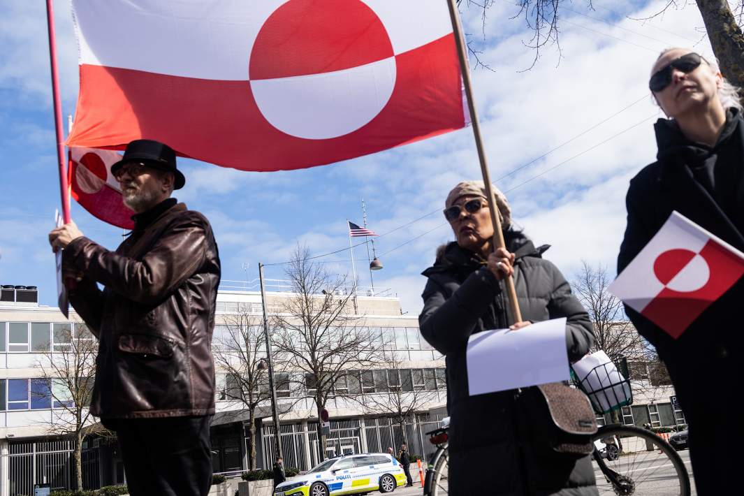 Люди с флагом Гренландии 