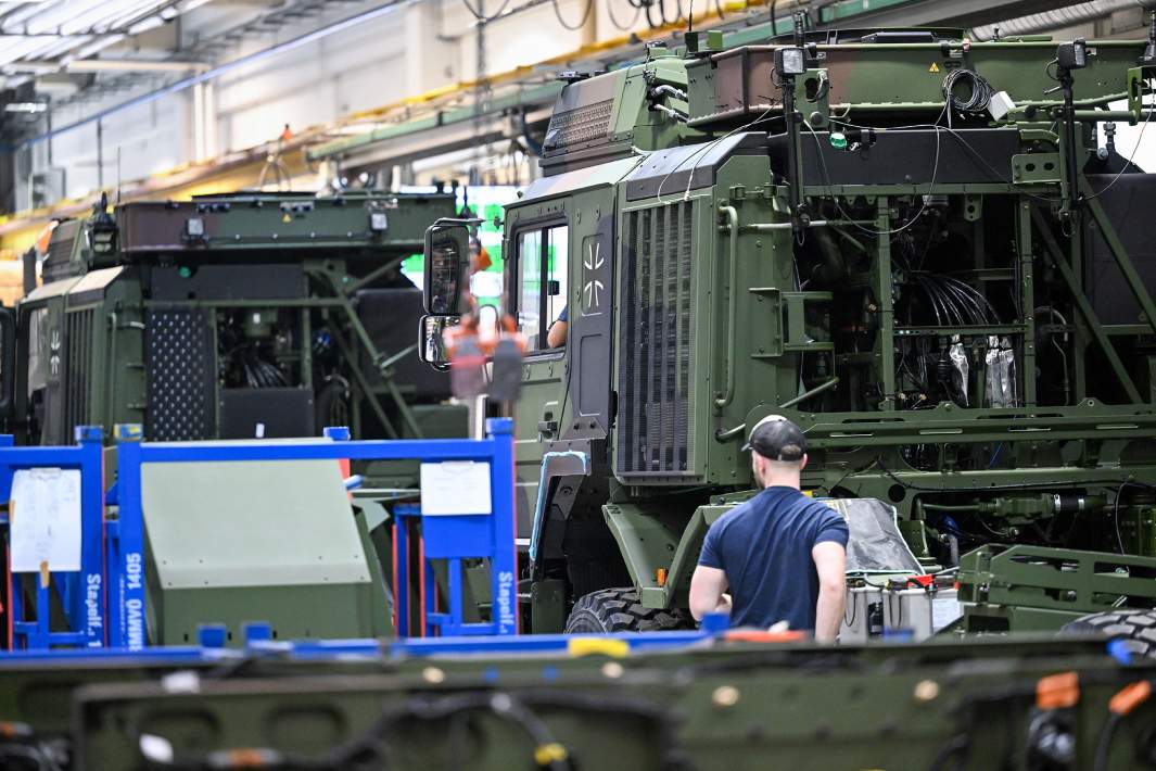 Рабочий на военном заводе 