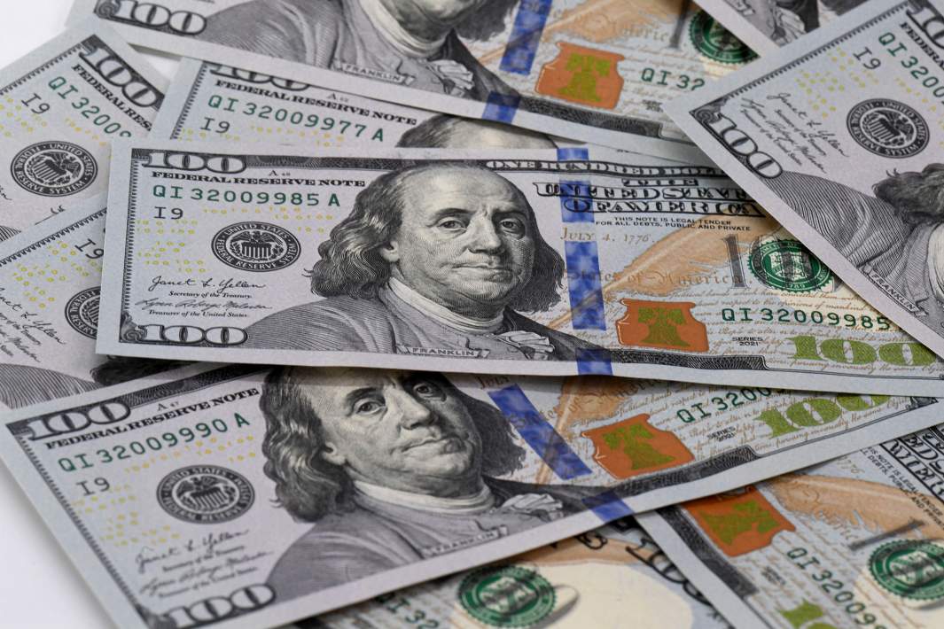 Денежные купюры доллары