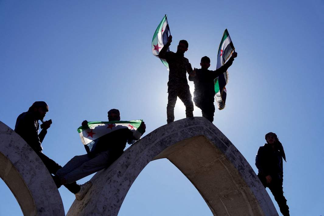 Люди с флагами Сирии 