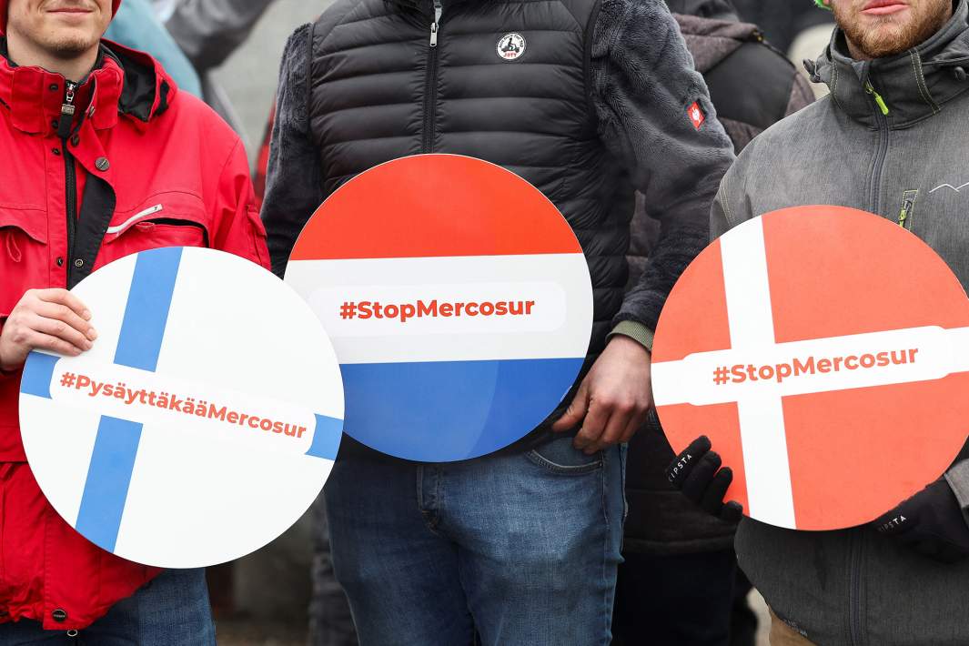 Протесты против подписания 