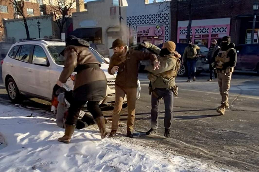 Алекс Джеффри Претти (в центре) за мгновение до убийства федеральными агентами. 24 января 2026 года