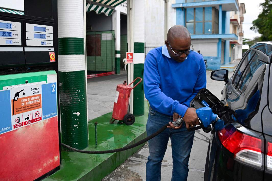 Заправка авто на Кубе 