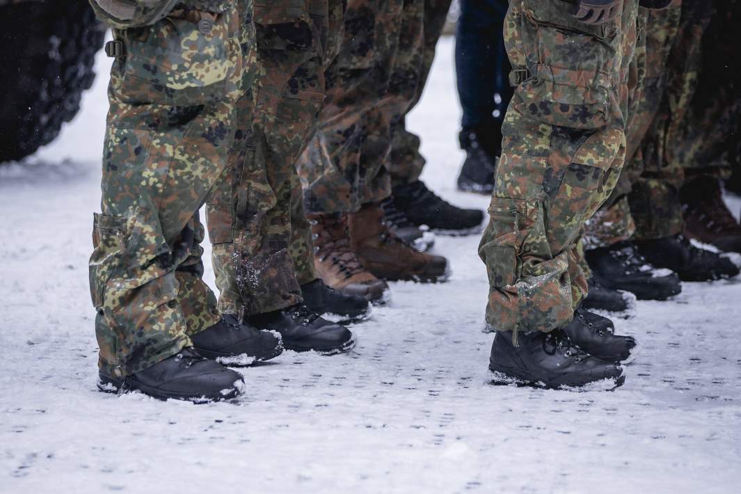 военнослужащие