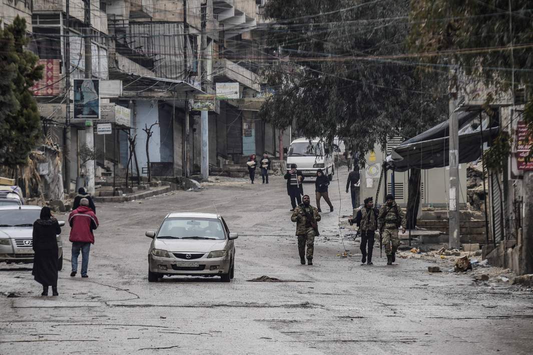 Люди на улице Алеппо 