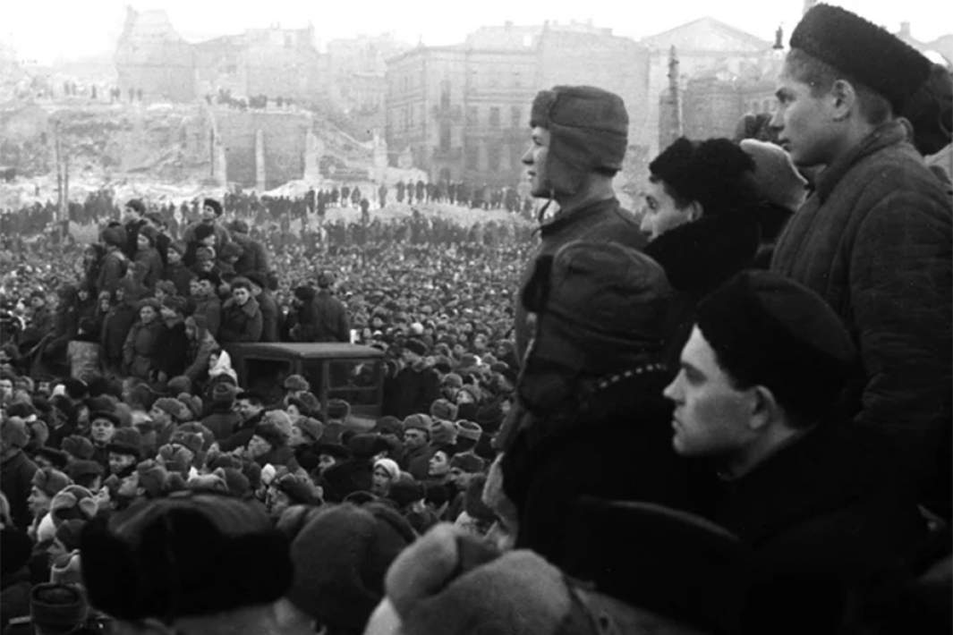 Трудящиеся города на площади во время исполнения приговора военного трибунала. 29 января 1946 года