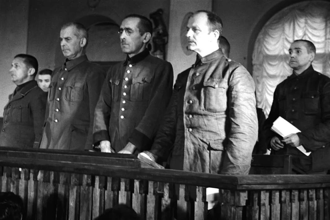 Подсудимые на Киевском процессе. В первом ряду: Карл Буркхардт, Георг Трукненброд, Пауль Шеер, Георг Хейниш и другие