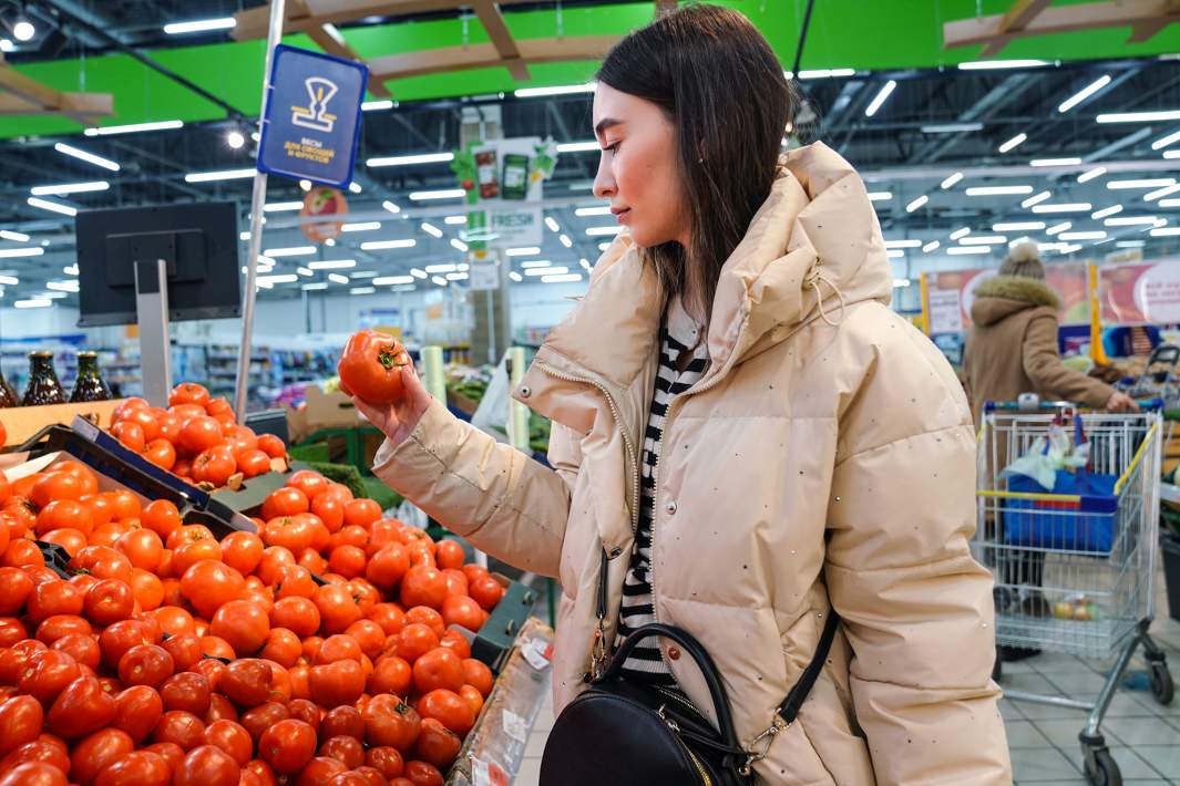 Покупатель в овощном отделе 