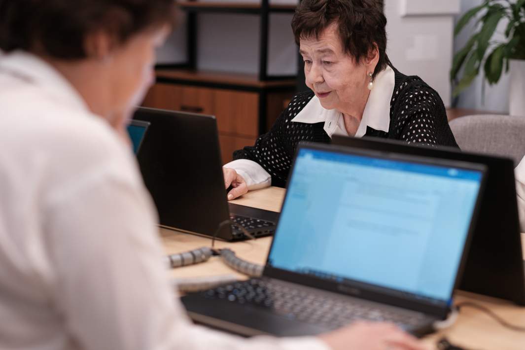 Женщина за компьютером 