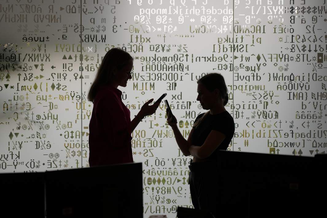 Девушки смотрят в телефон 