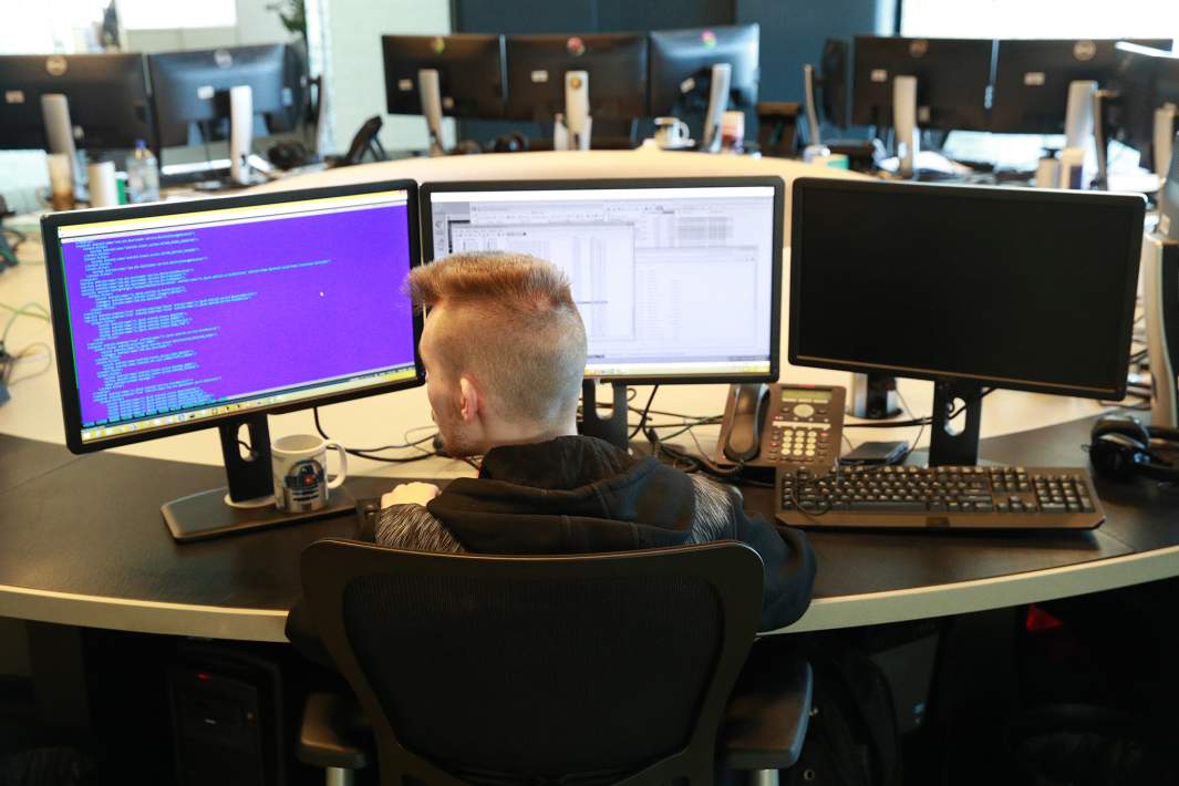 Программист за работой 