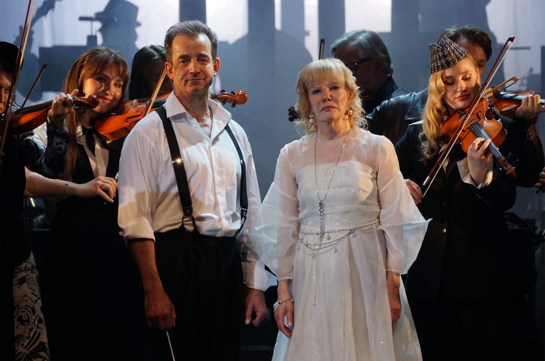 Актеры Дмитрий Певцов и Александра Захарова в сцене из спектакля «Репетиция оркестра» режиссера Владимира Панкова в «Ленкоме Марка Захарова»