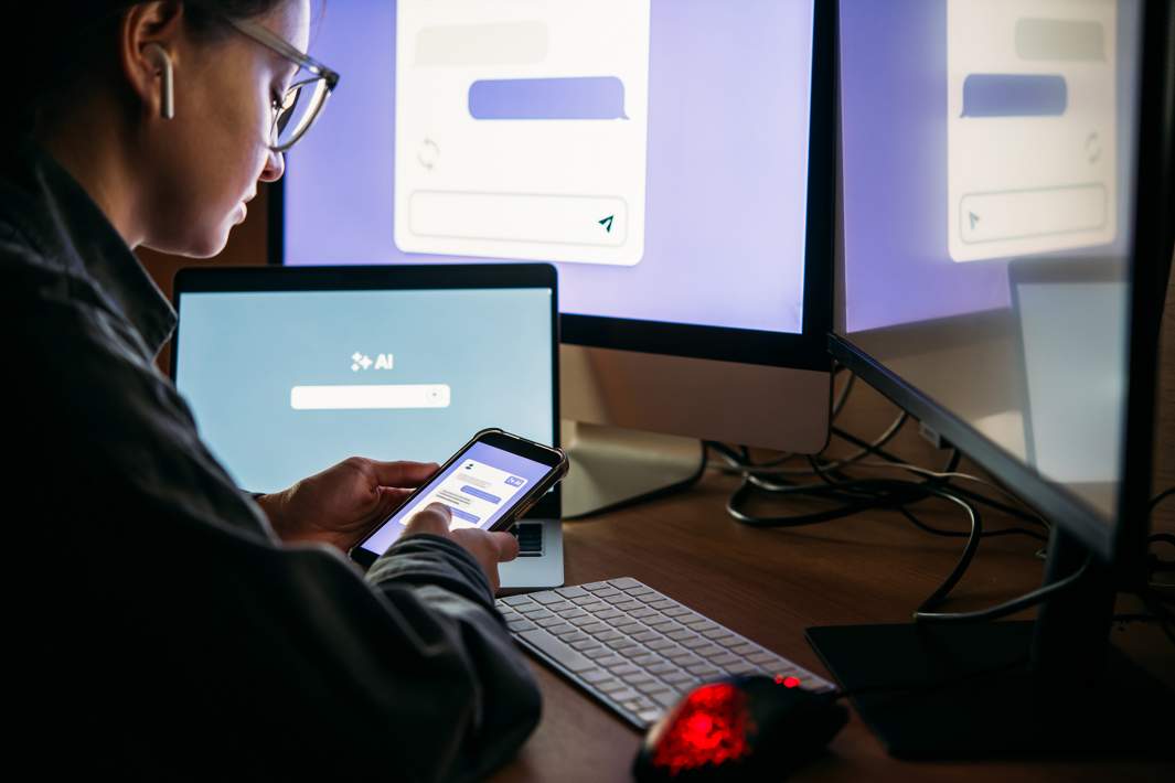 Девушка с мобильным телефоном