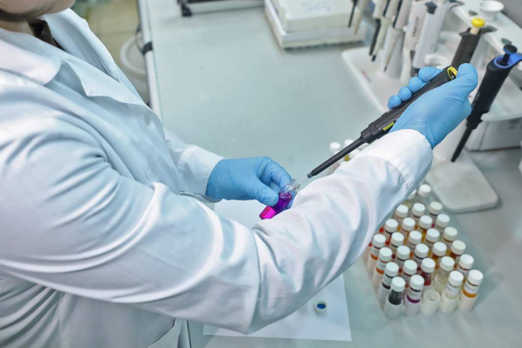 Ученый в лаборатории 