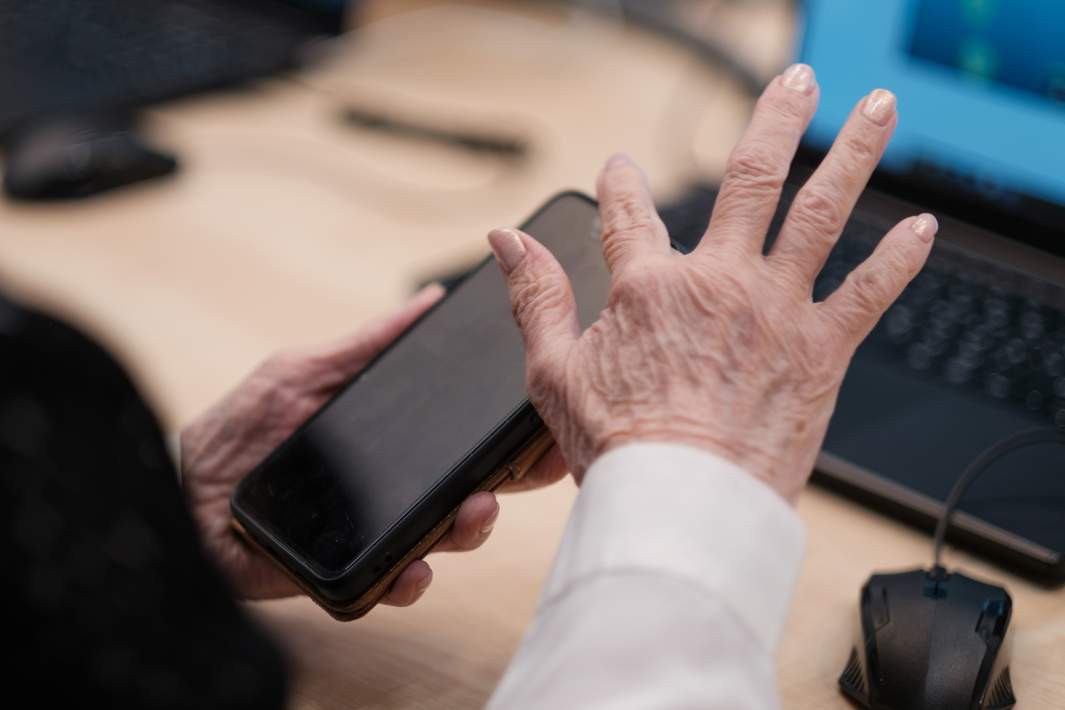 Женщина с телефоном в руке 