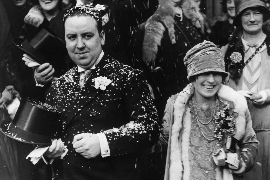 Режиссера Альфреда Хичкока и Альму Ревилл осыпали конфетти после их свадьбы.